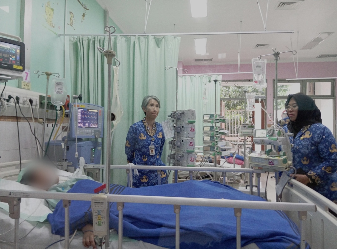 Kepala Dinas Kesehatan (Dinkes) Jawa Tengah Yunita Dyah Suminar bersama jajarannya melihat kondisi Raffa di RS dr Kariadi, Kamis (17/7/2025)