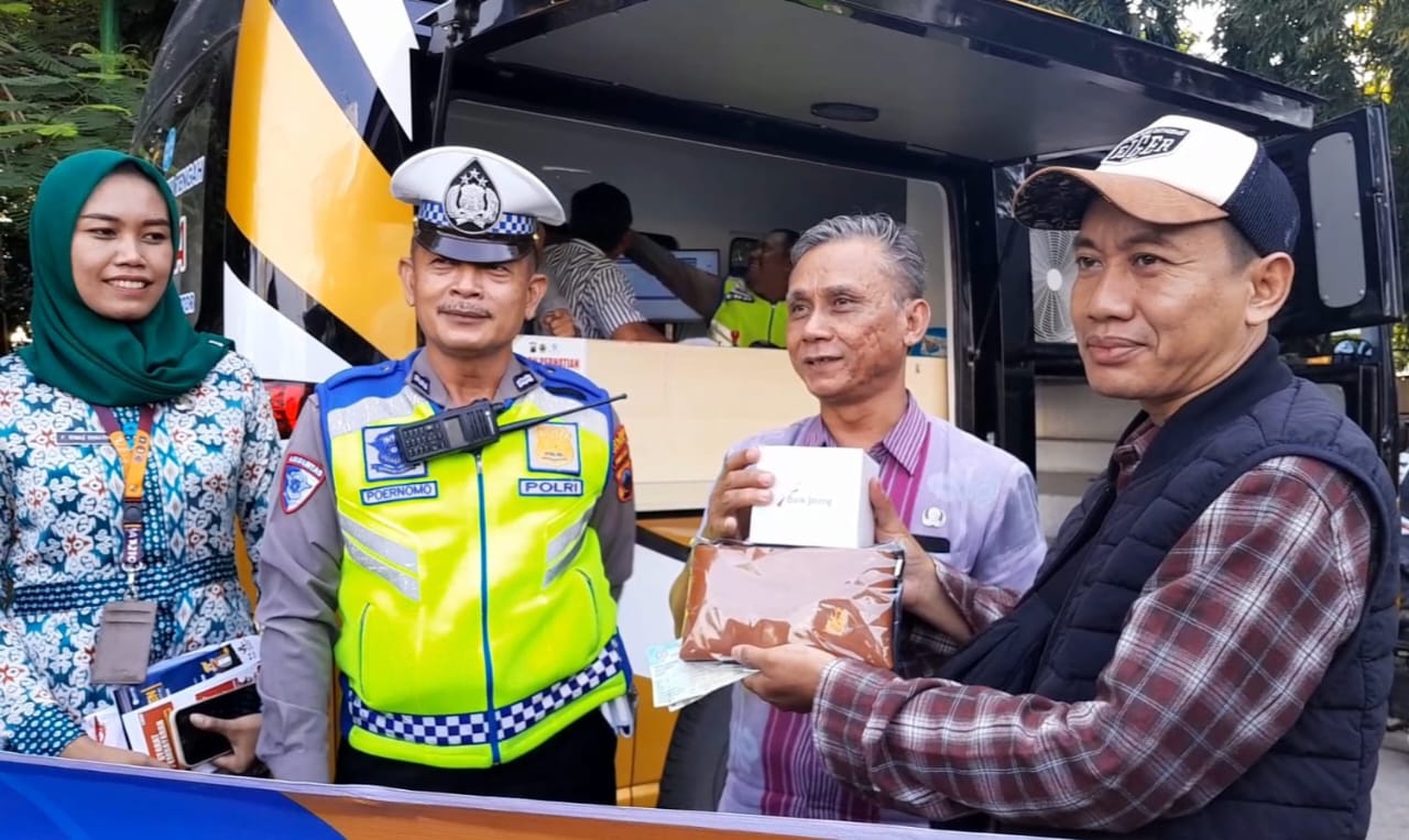 Satlantas Polres Demak memberikan souvenir bagi pengendara yang tertib lalulintas.(wahibpribadi)