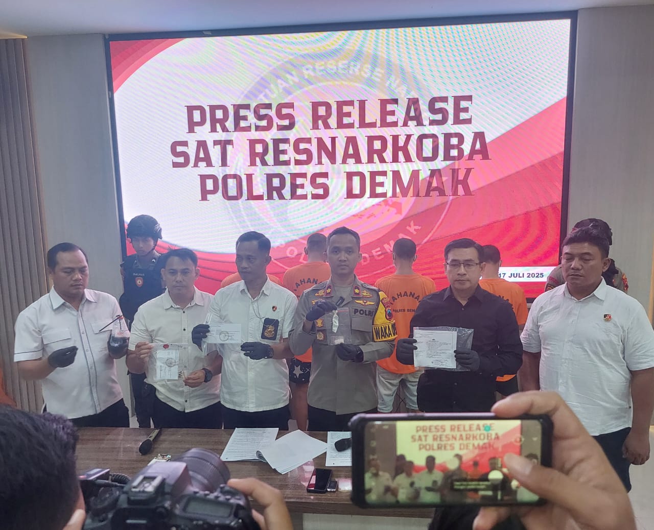 Wakapolres Demak Kompol Hendrie S Liquisa dan Kasatnarkoba AKP Eko Bambang Nurtjahjo gelar perkara narkoba. (Wahibpribadi)