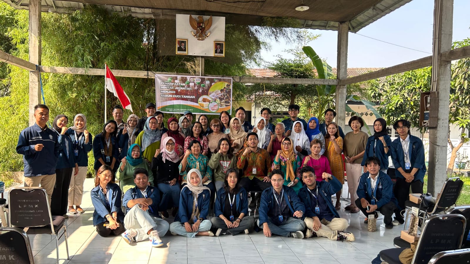 Mahasiswa KKN-T Universitas Diponegoro (UNDIP) Tim 137 saat melakukan sosialisasi di Balai RW 3 Kelurahan Panggung Lor, Semarang Utara.