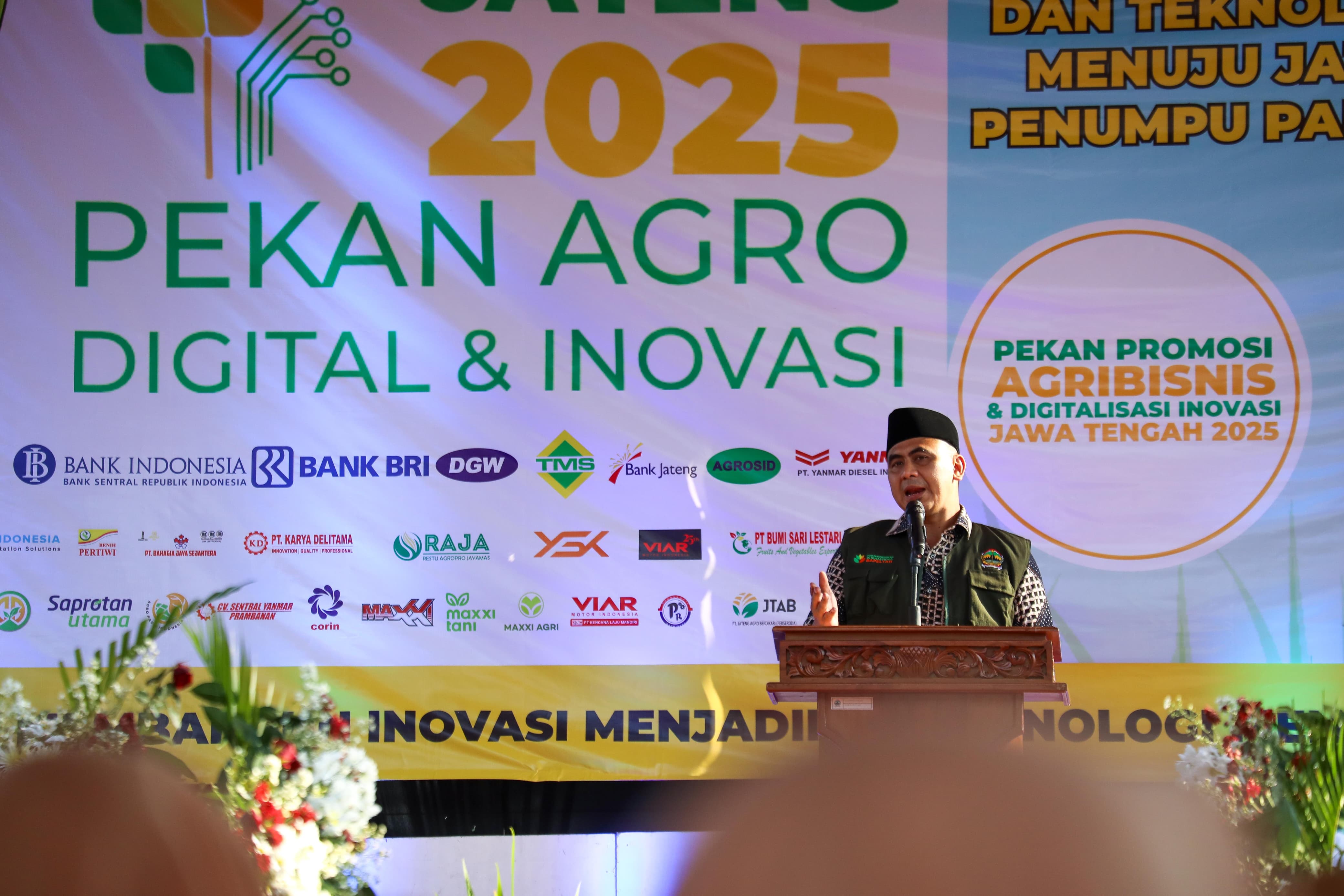 Wakil Gubernur Jawa Tengah, Taj Yasin  saat meresmikan gelaran Pekan Agro Digital dan Inovasi (PADI) Pertanian Jateng 2025 di Agro Center Soropadan, Kecamatan Pringsurat, Kabupaten Temanggung, Jumat,