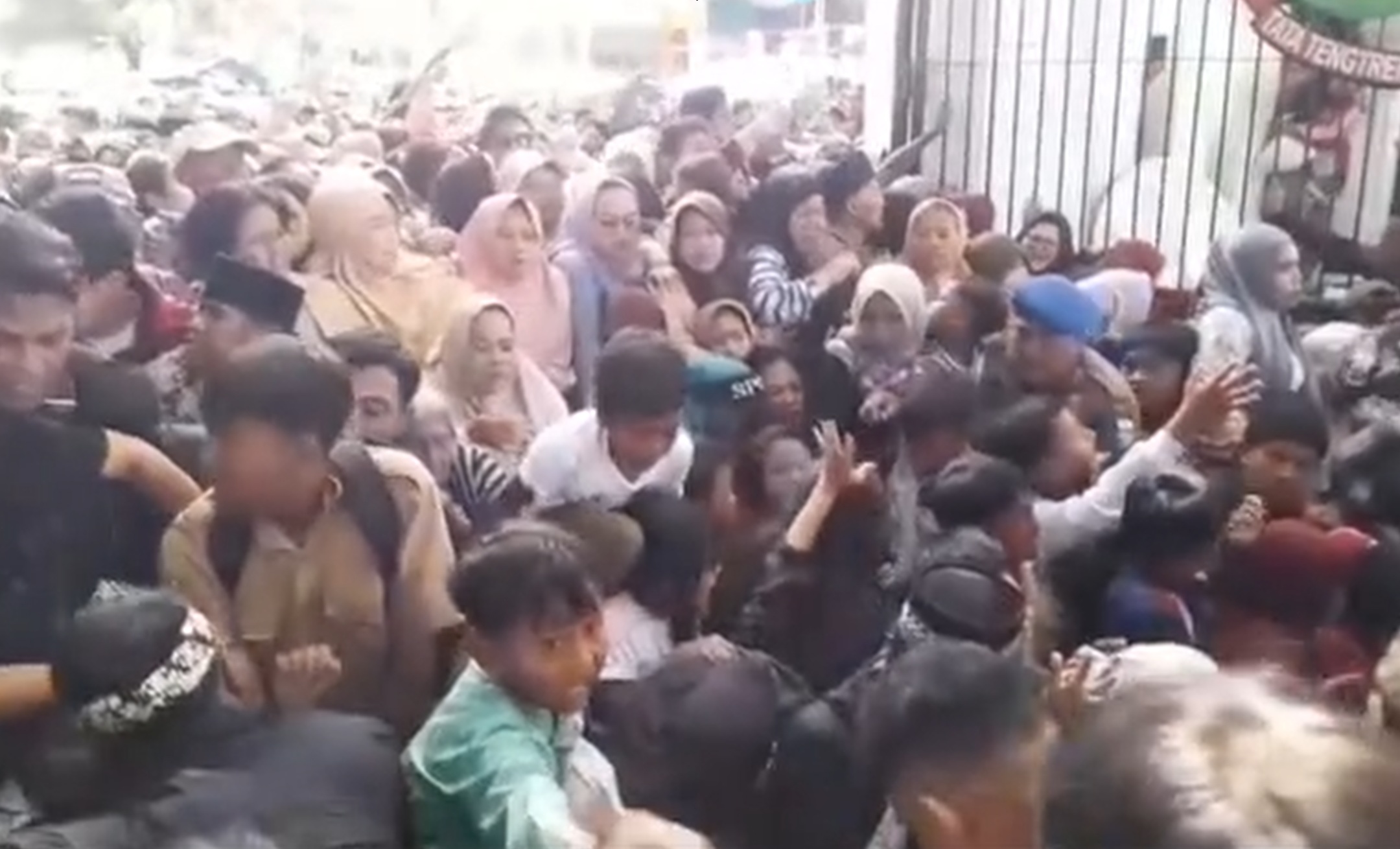 acara syukuran pernikahan atau pesta rakyat Maula Akbar Mulyadi Putra dan Wakil Bupati Garut, Putri Karlina, hingga menyebabkan korban meninggal dunia di Lapangan Oto Iskandar Dinata, Kabupaten Garut