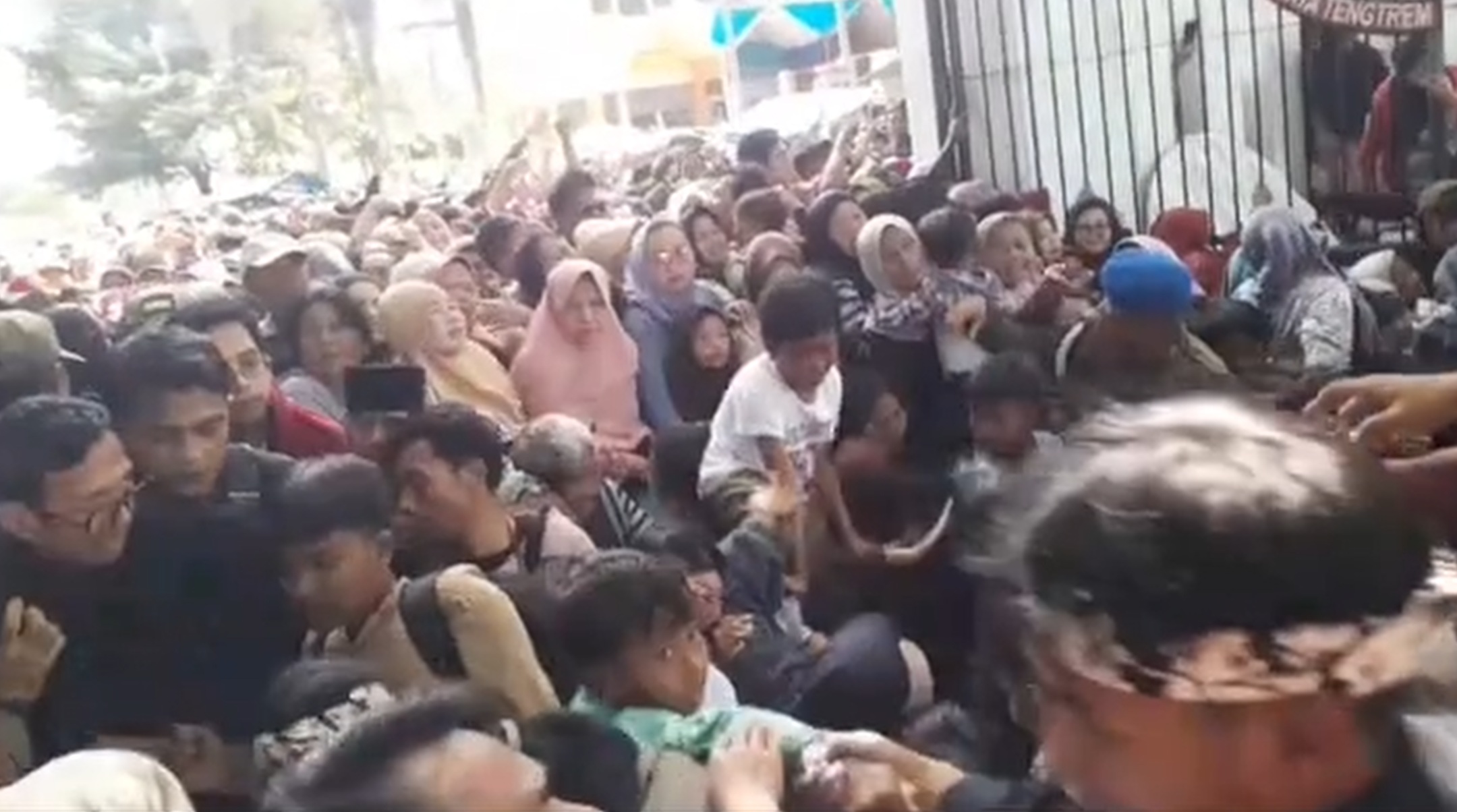 acara syukuran pernikahan atau pesta rakyat Maula Akbar Mulyadi Putra dan Wakil Bupati Garut, Putri Karlina, hingga menyebabkan korban meninggal dunia di Lapangan Oto Iskandar Dinata, Kabupaten Garut