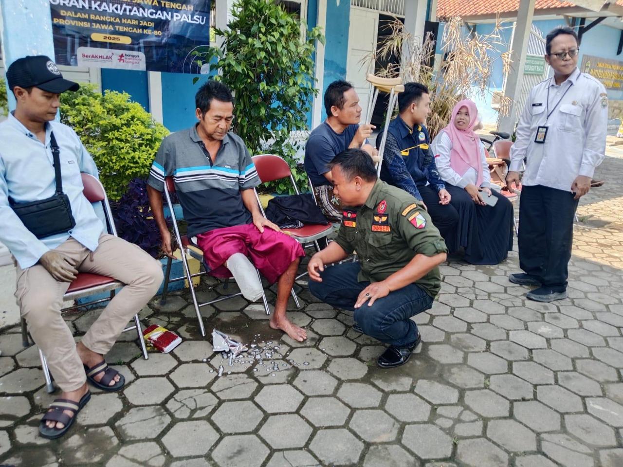Tiga penyandang disabilitas di Kendal mendapatkan bantuan alat gerak berupa kaki dan tangan palsu dari Dinas Sosial Jawa Tengah.  Kegiatan pendampingan dilakukan oleh Pimpinan Cabang GP Ansor Kendal.
