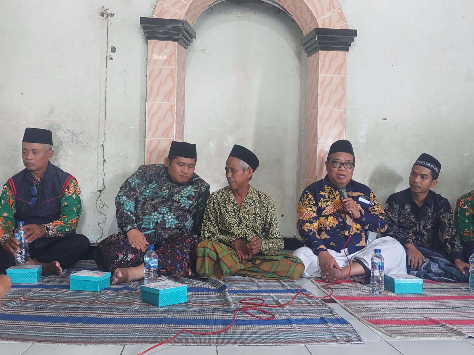 Ketua DPRD Demak H Zayinul Fata memberikan dukungan moral untuk Guru Zuhdi di Musala Madin Raudlatul Muta