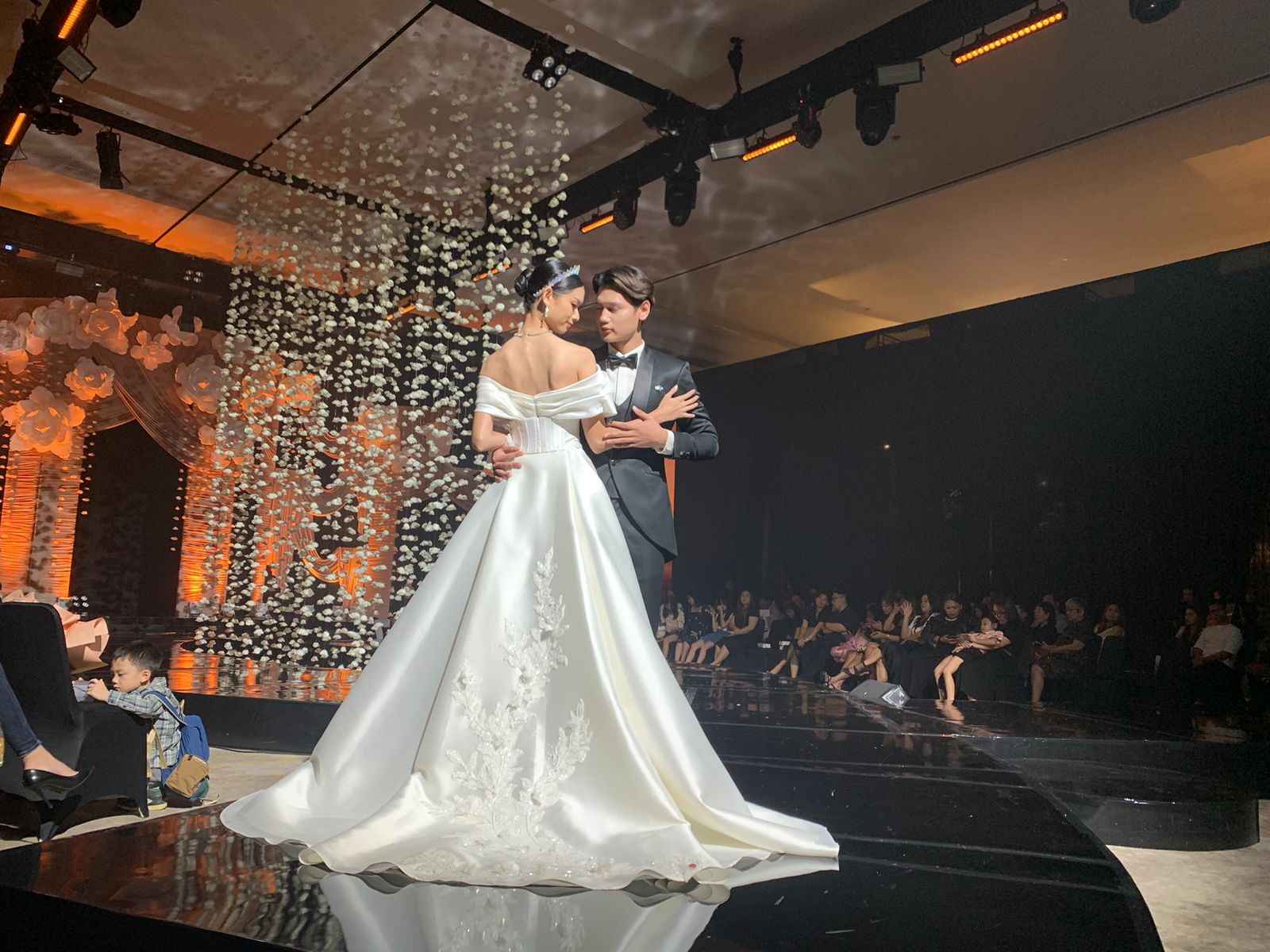 Gelaran fashion show eksklusif bertajuk Aurum Dusk yang dipersembahkan oleh La Rose Bridal Specialist.