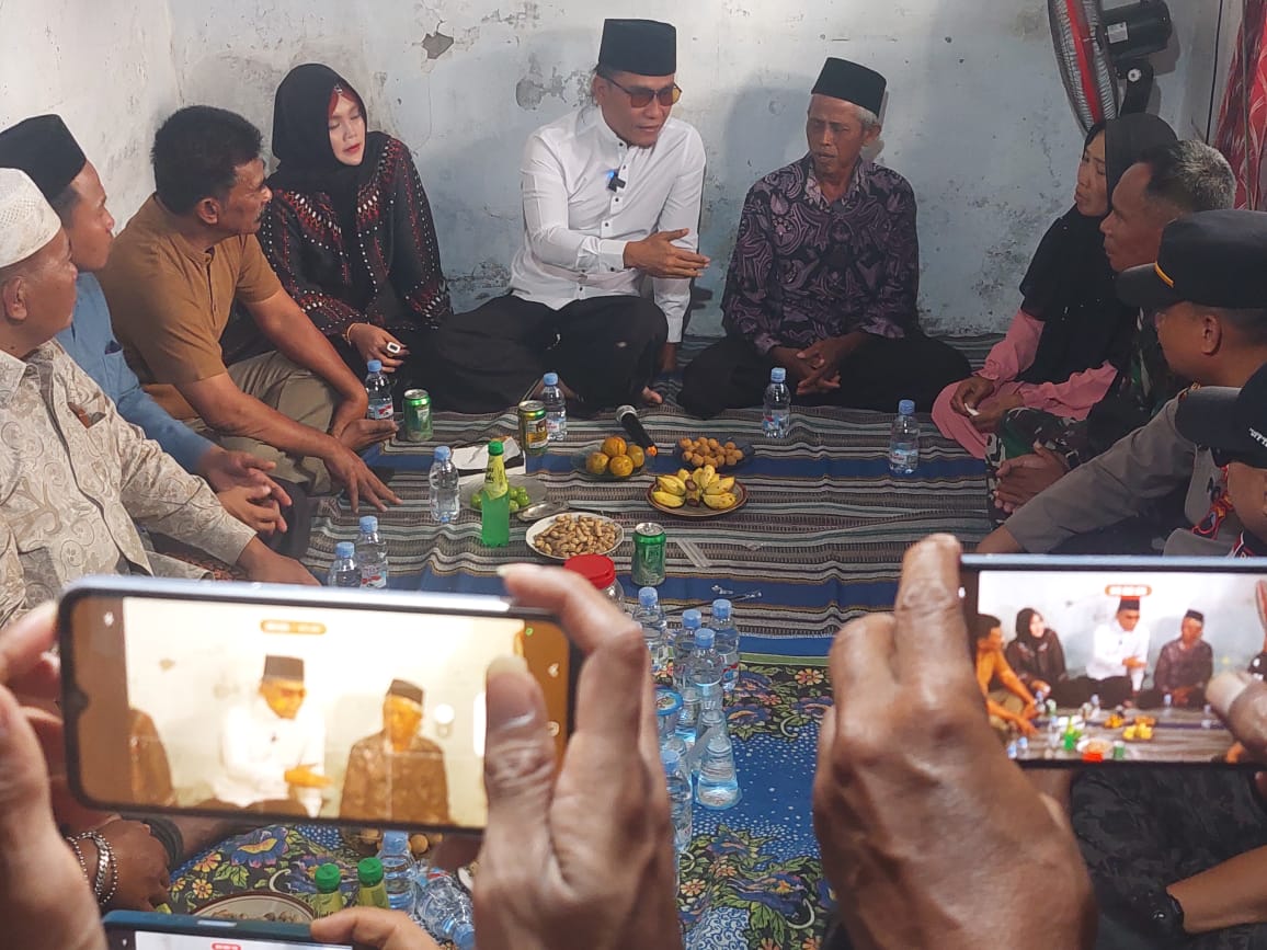 Gus Miftah bersama istri saat mengunjungi Kiai Zuhdi dirumahnya Desa Cangkring B Kecamatan Karanganyar Demak.(Wahibpribadi)