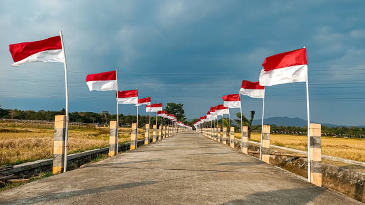 Ilustrasi umbul-umbul bendera merah putih di sepanjang jalan (sumber: iStock Photo)