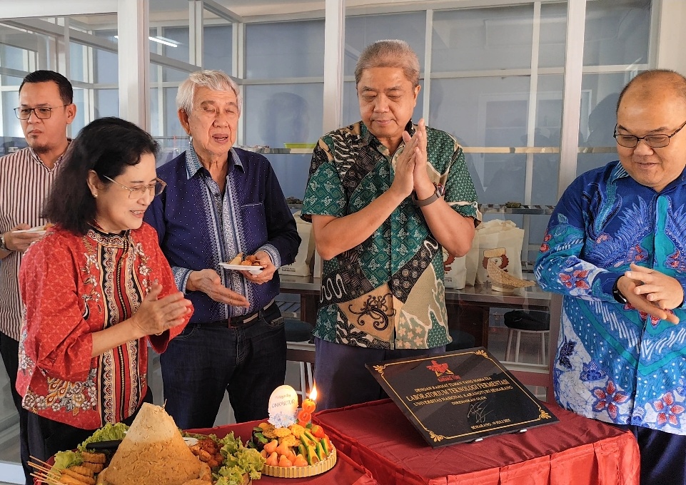 Rektor Universitas Nasional Karangturi Dra Lusiawati Dewi berbaju merah saat launching Laboratorium Fermentasi