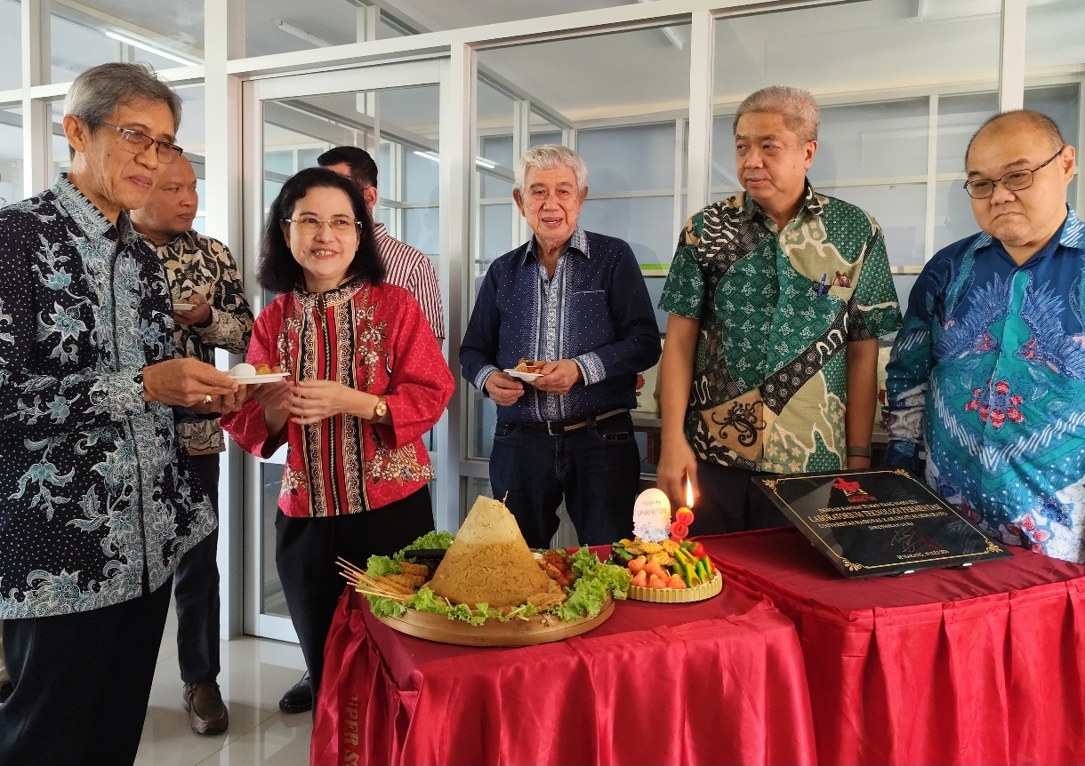Rektor Universitas Nasional Karangturi Dra Lusiawati Dewi berbaju merah saat launching Laboratorium Fermentasi