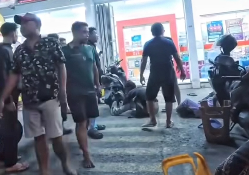 Dua pria tergeletak tak berkutik setelah dihajar warga akibat mabuk dan berbuat onar