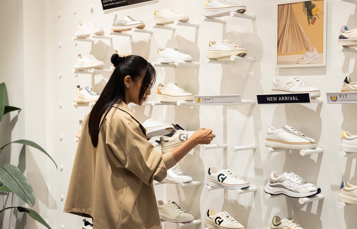 SEPATU HYBRID : Cole Haan DP Mall Semarang merupakan gerai kedelapan, menawarkan beragam pilihan alas kaki hybrid yang inovatif.