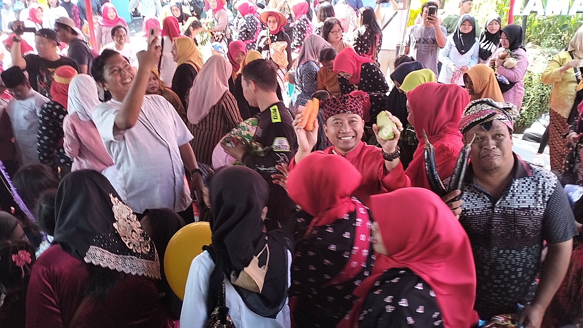 Berebut gunungan sebagai puncak Nyadran Sunan Kuning, Minggu (20/7).