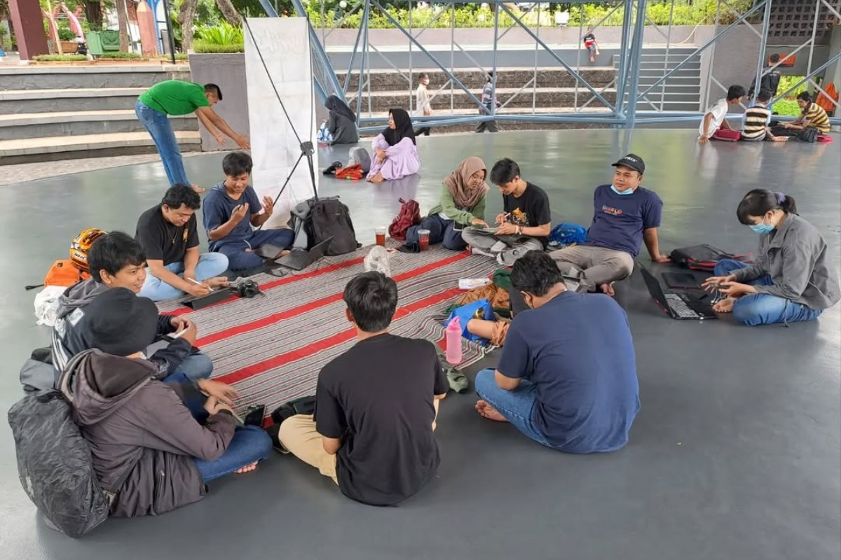 Para anggota Lumpia Komik tengah asyik berdiskusi dan berbagi ilmu tentang dunia komik di Kota Semarang.