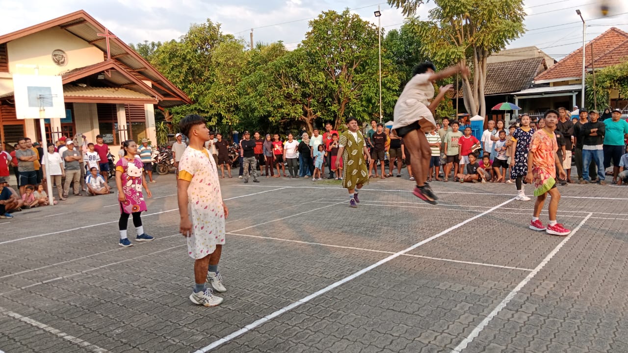 Turnamen voli daster warga Bulu Lor, Minggu (20/7) sore.