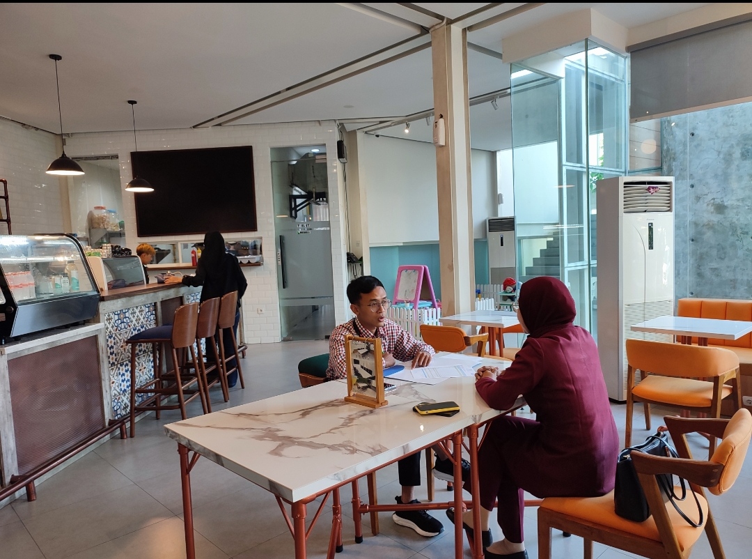 Suasana Kafe Work Food Happy (WFH) di Jalan Puspowarno Tengah No 25, Semarang Barat yang tenang, hangat dan cozy.