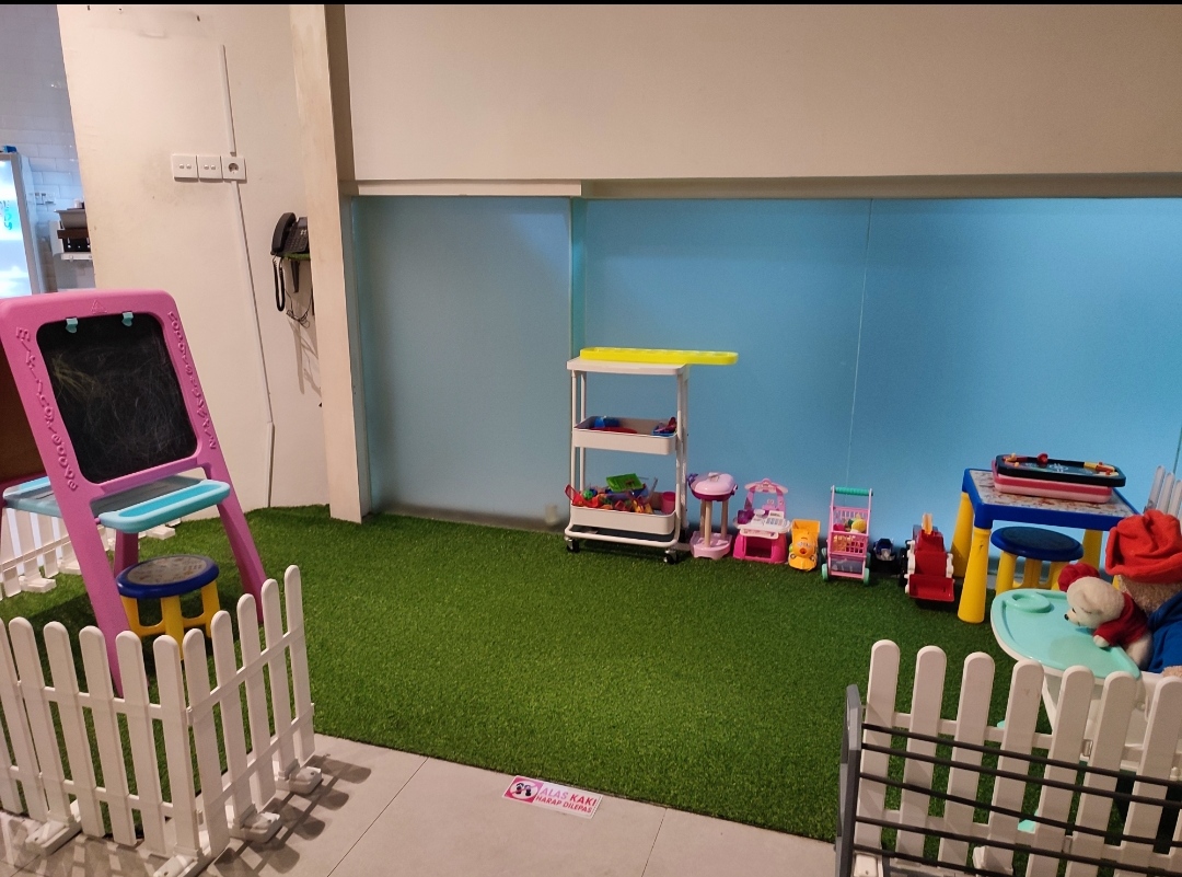 Fasilitas playground Kafe Work Food Happy (WFH) di Jalan Puspowarno Tengah No 25, Semarang Barat yang tenang, hangat dan cozy.