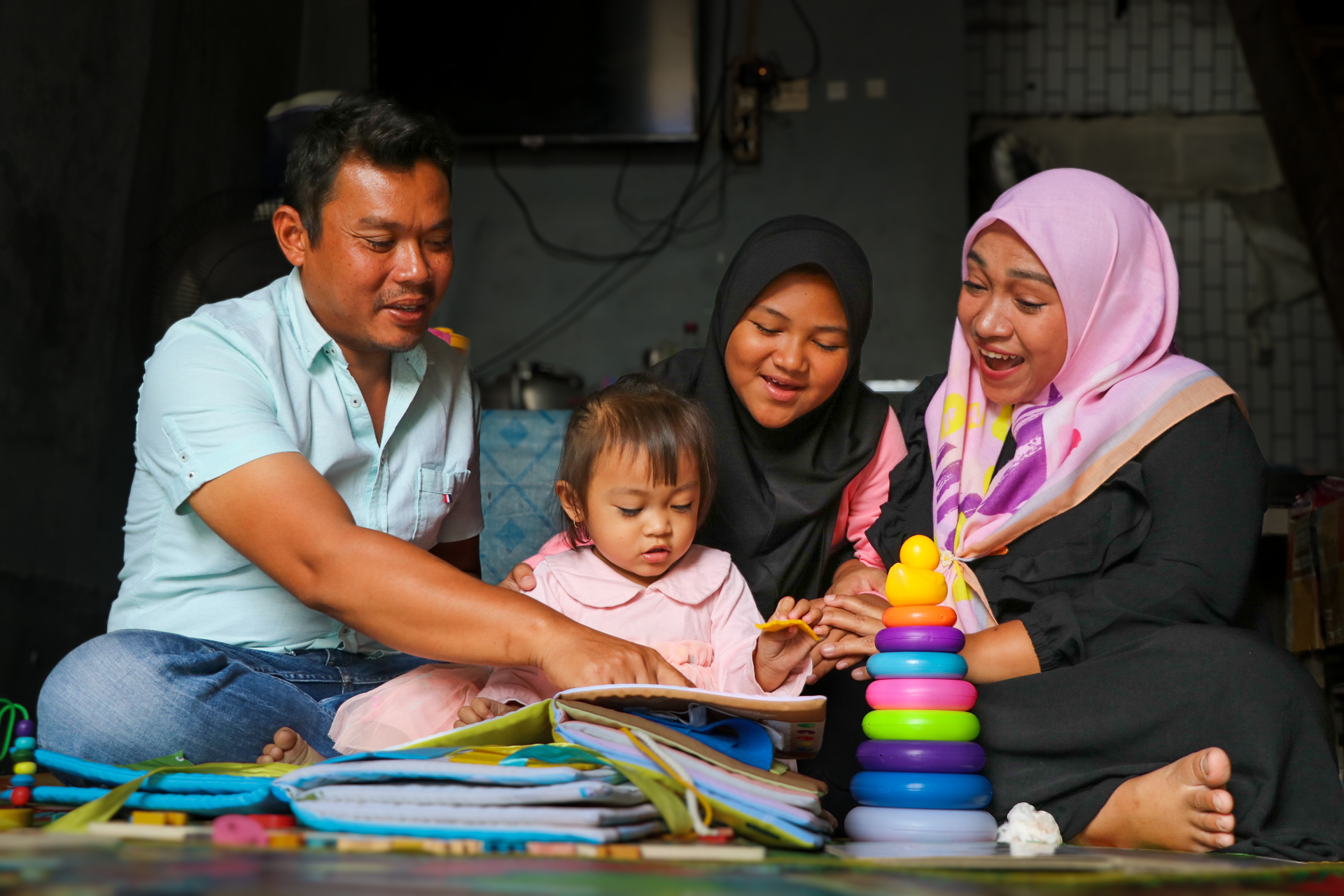 Orang tua murid Rumah Anak SIGAP Siti Minar Halimah bersama suami dan anak-anaknya sedang bermain dan belajar pola pengasuhan anak tanpa gawai.