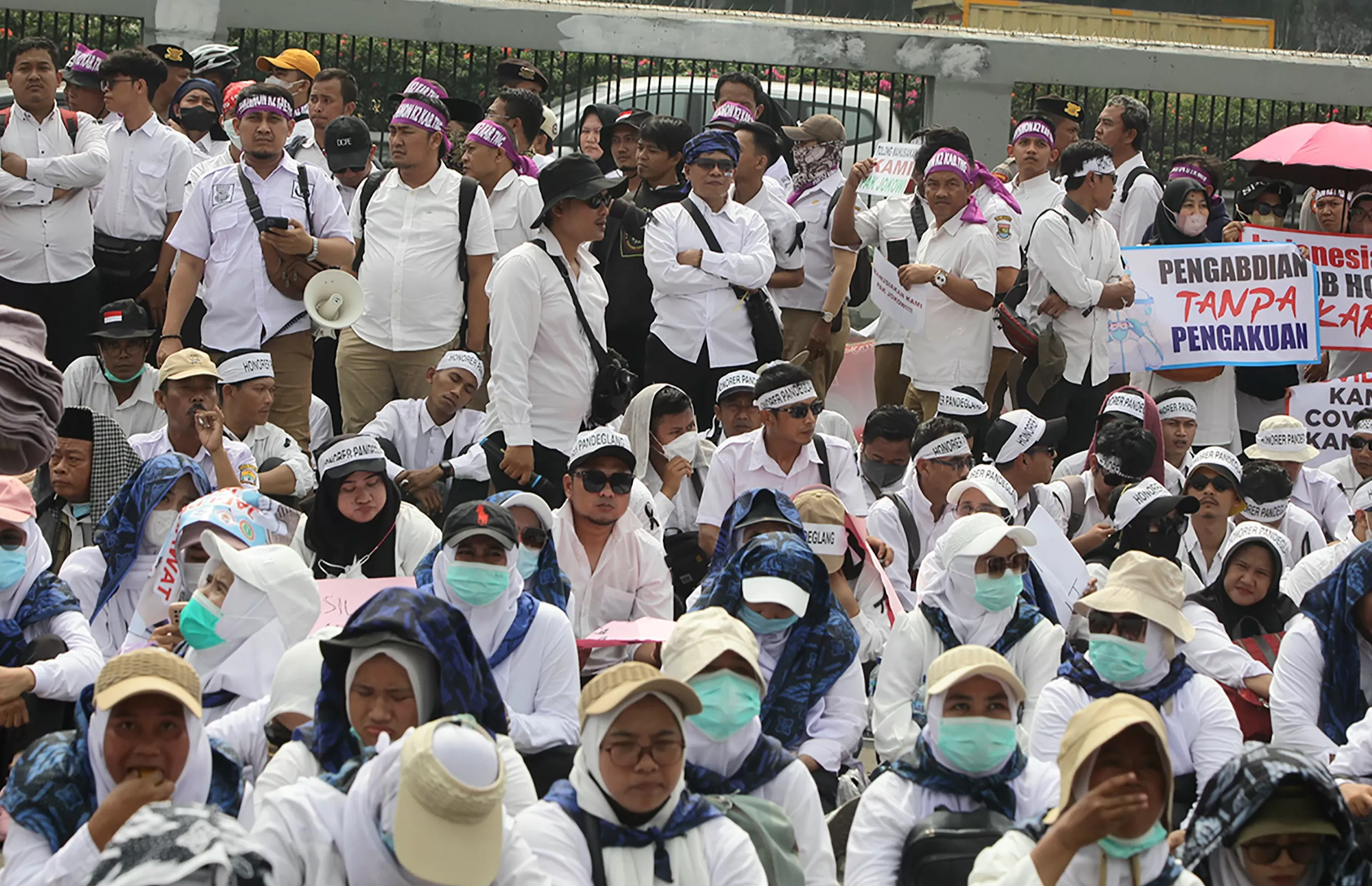Ribuan tenaga honorer melakuka demo di Istana Negara, menuntut kejelasan terkait tenaga honorer tersebut.