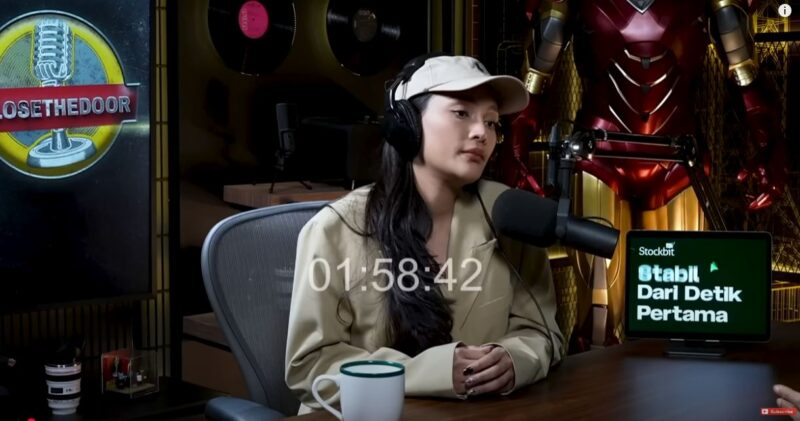 Erika Carlina saat menjelaskan permasalahan hidupnya di podcast Deddy Corbuzier