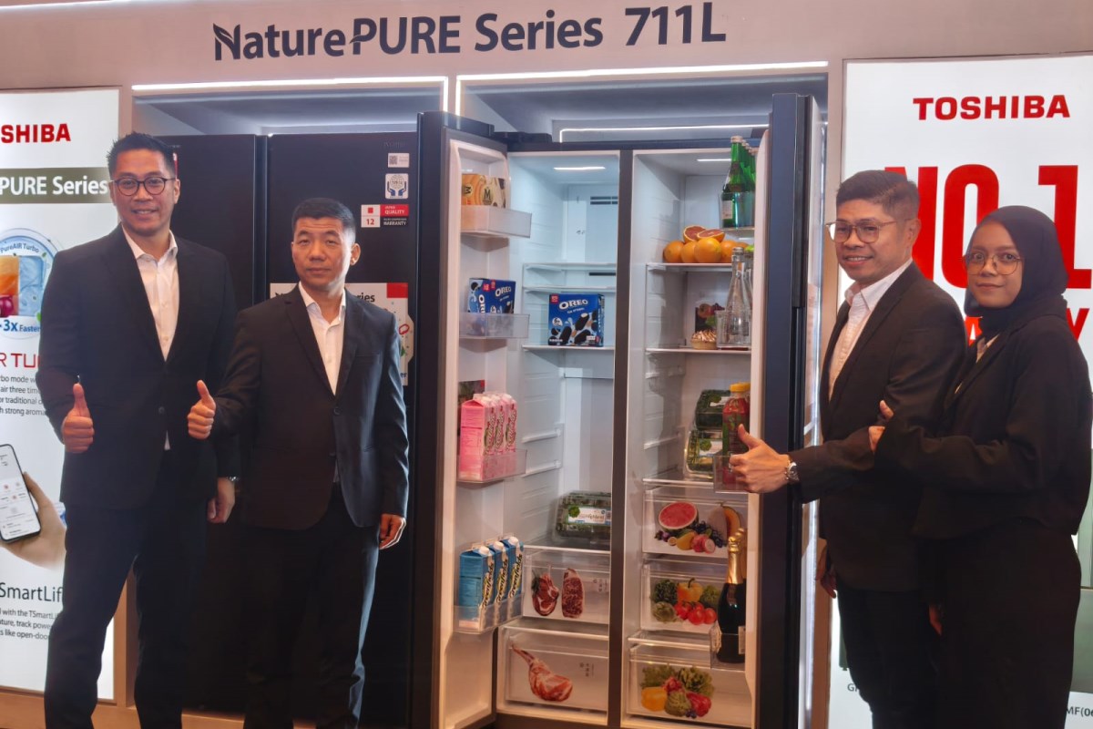 Dari kiri Michael Adisuhanto, Jack Ding - Vice President dan President Director Toshiba Lifestyle Indonesia, Eric Darudana Rhanuwijaya - Head Sales Home Appliances Tos dan Puput Chandra Erlinda