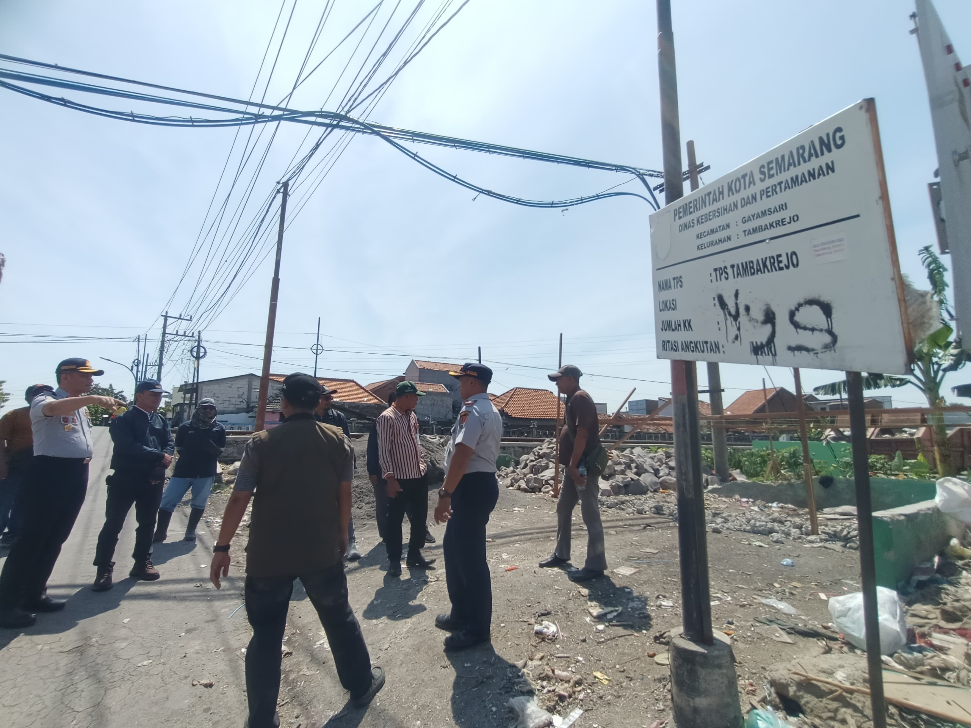 Para petugas dari Dinas Perhubungan, KAI dan pemerintah setempat meninjau palang kereta api yang akan dibangun di Perlintasan Kereta Api sebidang Tambakrejo, Selasa (22/7).