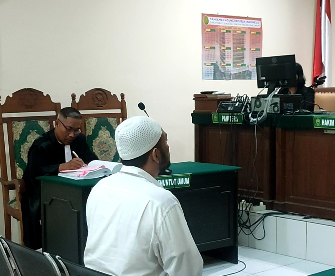 Jaksa Penuntut Umum Sateno saat membacakan replik atau tanggapan atas pembelaan terdakwa Aipda Robig Zainuddin di PN Semarang, Selasa (22/7/2025).