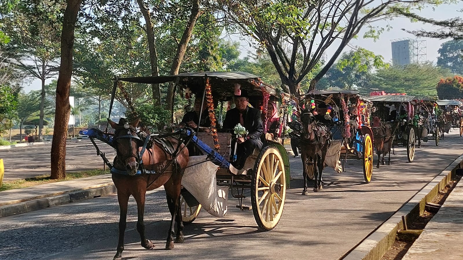 Para guru besar UIN Salatiga diarak menggunakan dokar bersama keluarga.