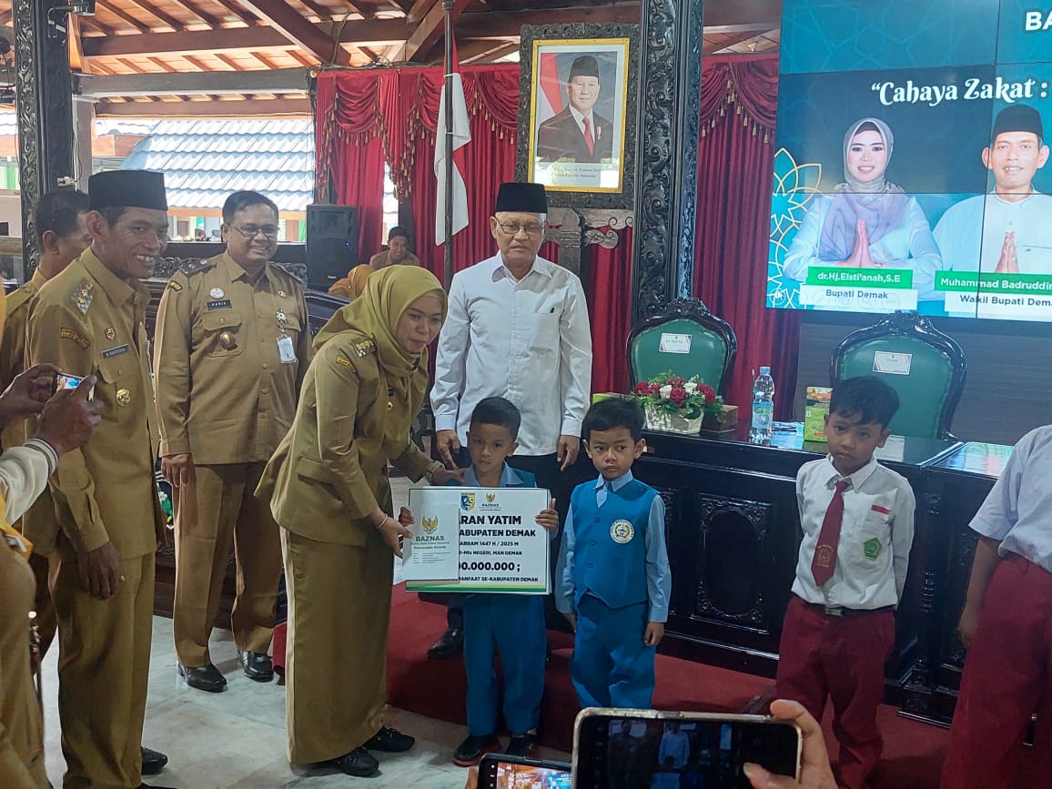 Bupati Demak dr Eistianah memberikan bantuan anak yatim di pendopo.(Wahibpribadi)