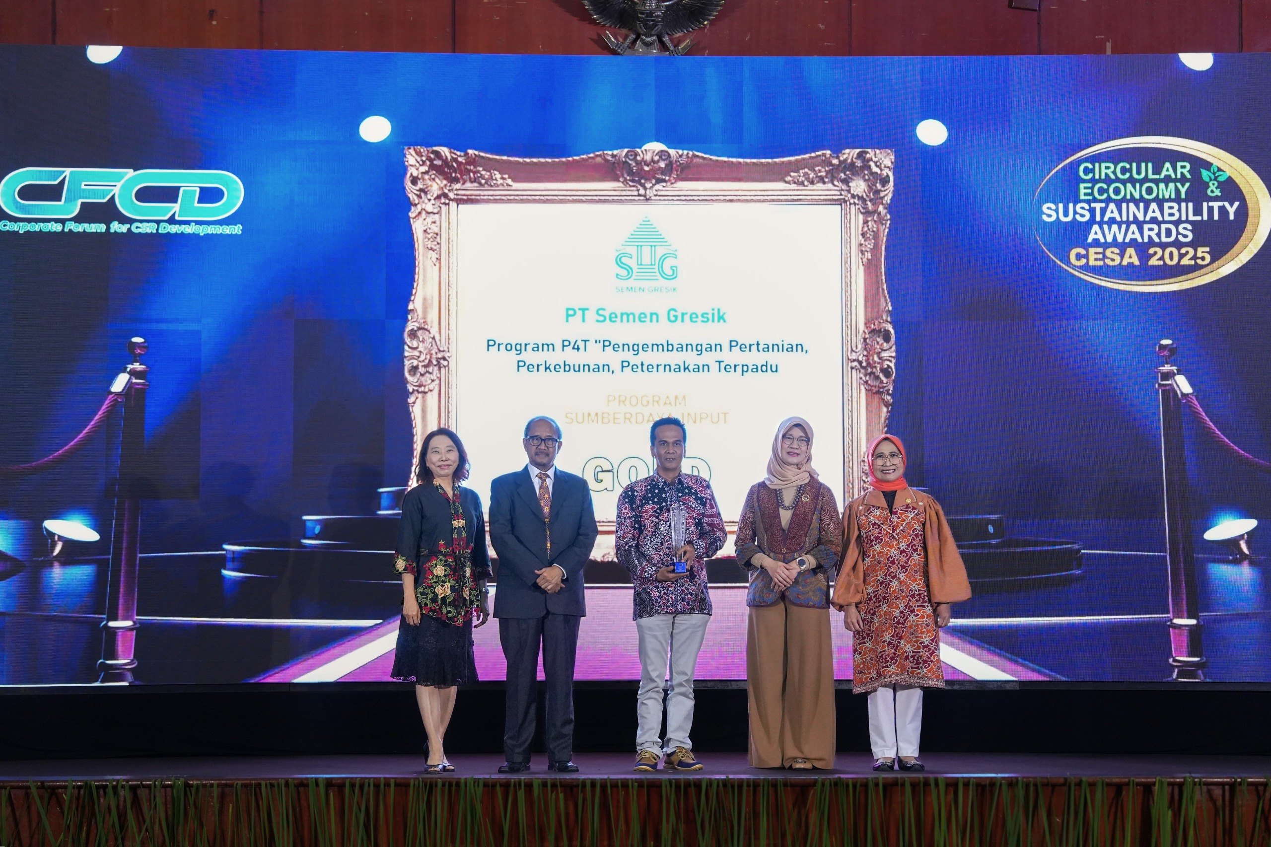 PT Semen Gresik menerima penghargaan GOLD pada ajang CESA 2025 yang diselenggarakan oleh CFCD di Auditorium Binakarna, Gedung Bidakara, Jakarta Selatan, Jumat (18/7).