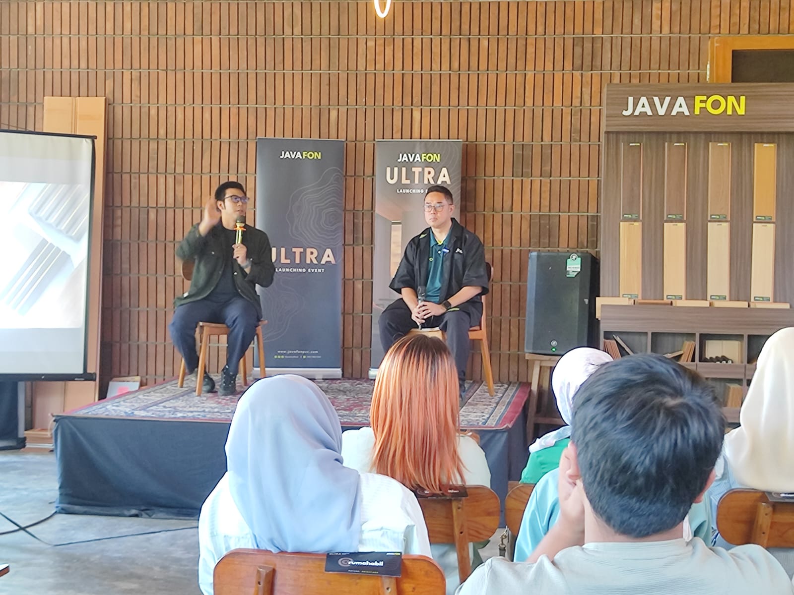 Presiden Direktur JAVACO Roberto Saputra (kanan) menyampaikan keunggulan Javafon dalam peluncuran ULTRA Series di Semarang.