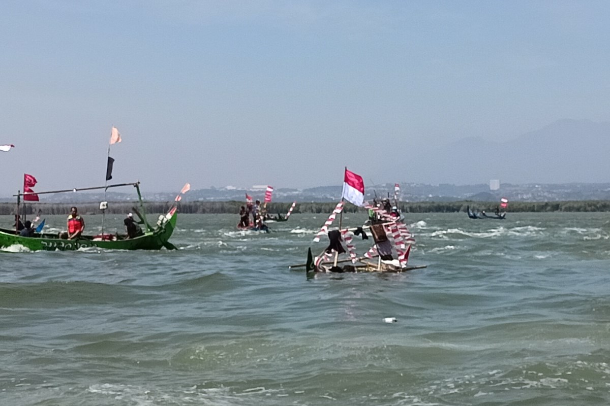 Nelayan Tunggul Sari RW V, Kelurahan Mangunharjo melarung miniatur kapal dan kepala kambing di pesisir pantai utara.