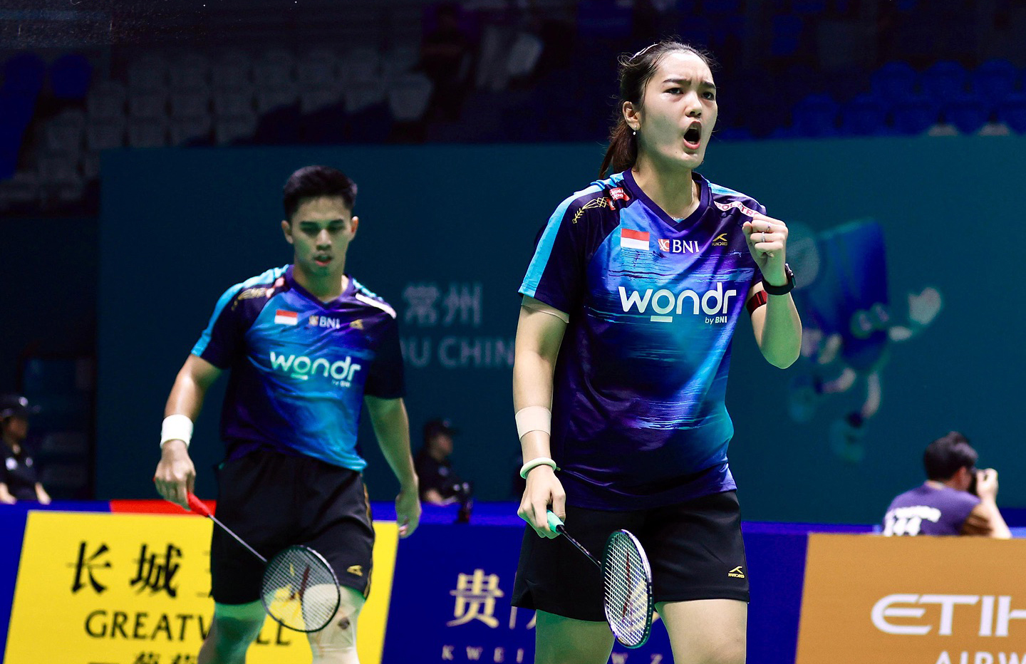 Amri Syahnawi/Nita Violina Marwah melaju ke babak 16 besar usai mengandaskan wakil tuan rumah Cheng Xing/Zhang Chi 21-18, 17-21, 21-19.