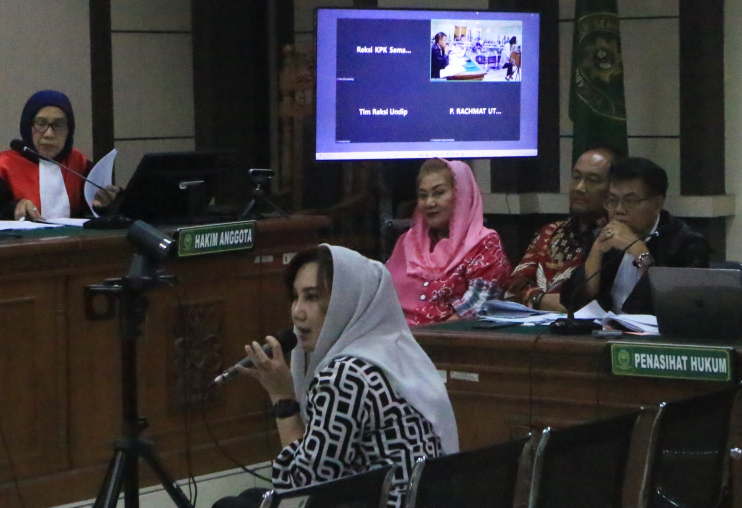 Momen Wali Kota Semarang Mbak Ita mendengarkan keterangan Kepala Bapenda Indriyasari saat menjadi saksi di Pengadilan Tipikor Semarang, Senin (30/6/2025) lalu.