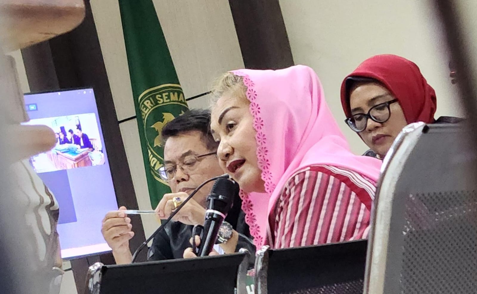 Mantan Wali Kota Semarang, Hevearita Gunaryanti Rahayu dan suaminya, Alwin Basri di Pengadilan Tipikor, menjalani pemeriksaan, Rabu (23/7/2025).