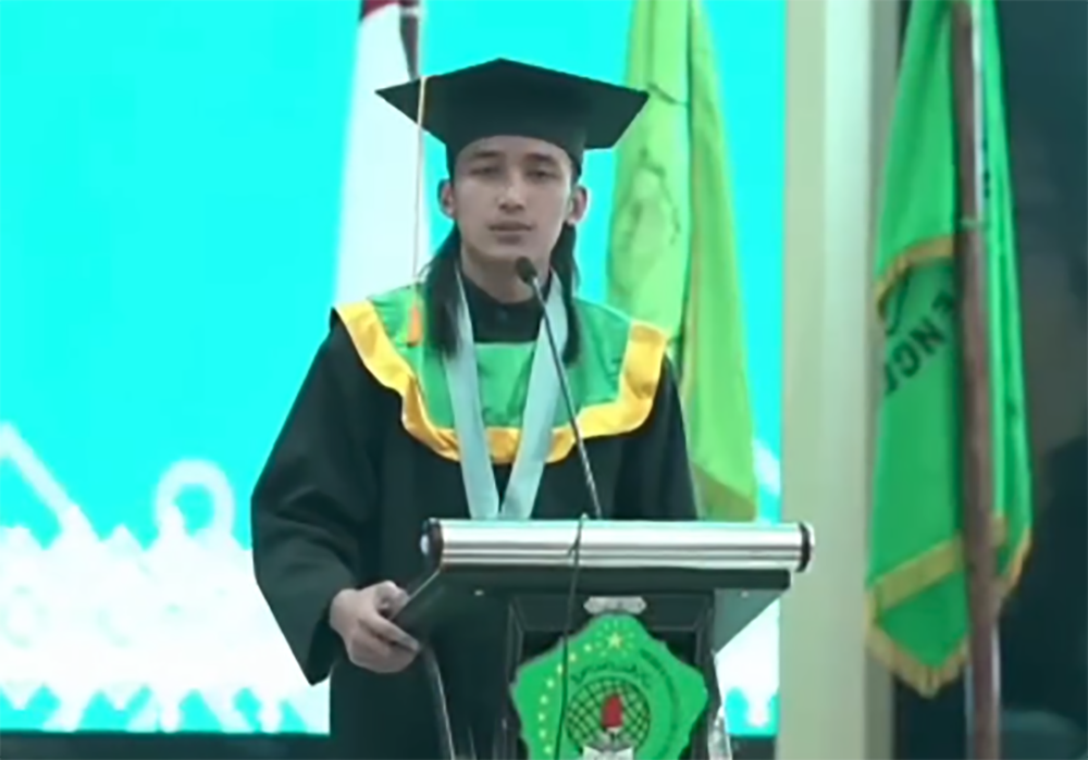 Gus Ulin Nuha Raih Gelar SPd: Nang Ora Ketang Siji Anake Make Dadi Sarjana, Mak Anakmu Dadi Sarjana