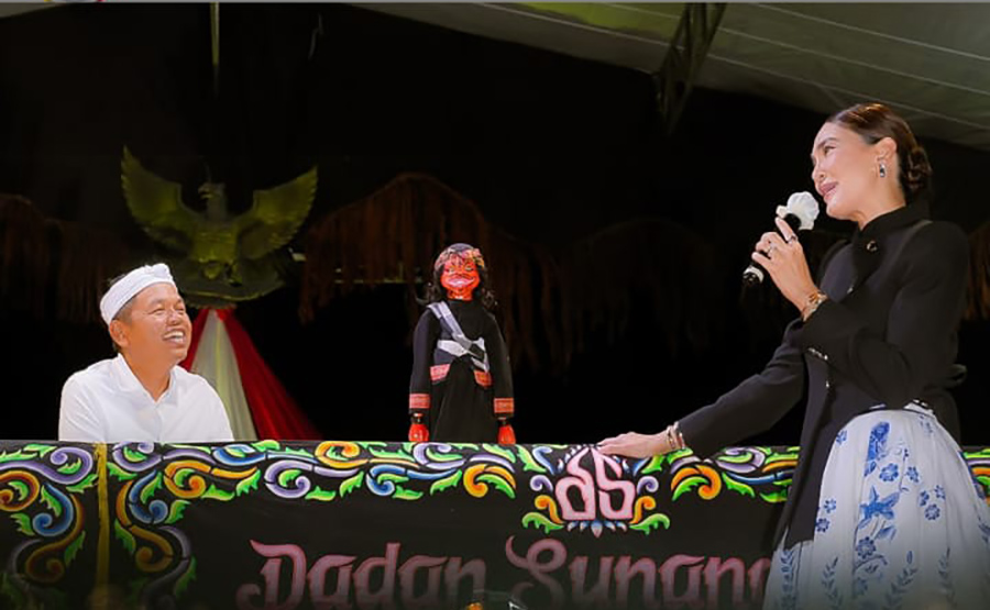 Luna Maya dan Kang Dedi Mulyadi Main Wayang Bareng