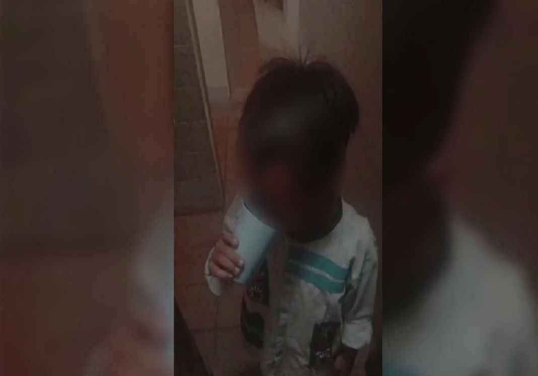 Potongan video yang memperlihatkan si anak meminum air dari closed WC.