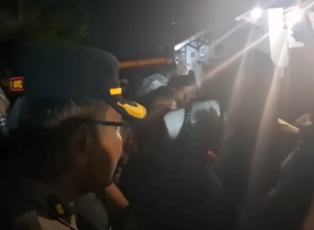Potongan video yang memperlihatkan pihak kepolisian sedang menghalau massa untuk tidak bentrok, di Desa Pegundan, Petarukan, Kabupaten Pemalang pada Rabu (23/7/2025) malam