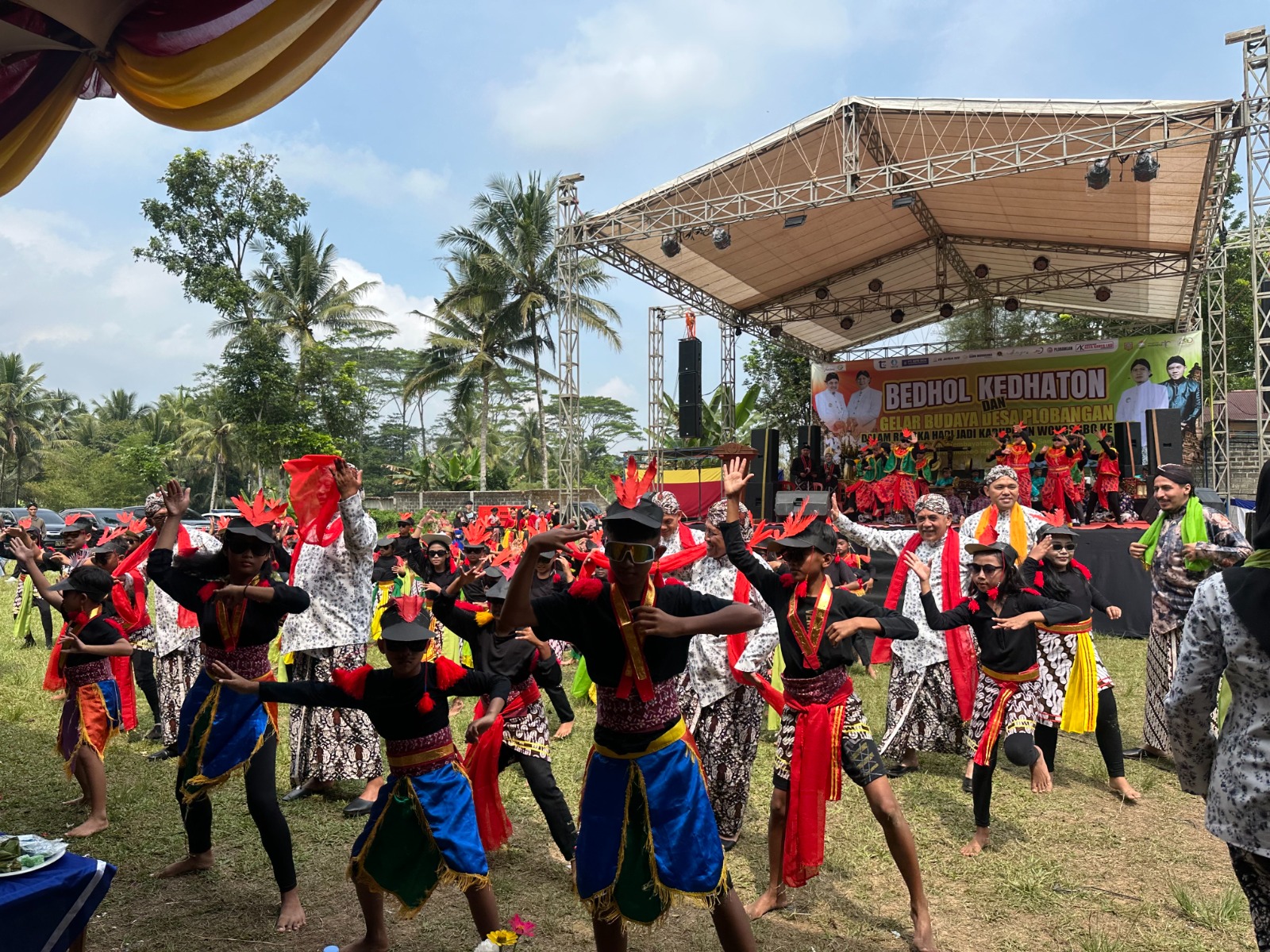 PROSESI ADAT : Pentas seni menyemarakkan bedhol kedhaton yang digelar di Desa Plobangan Kecamatan Selomerto, Rabu (23/7).
