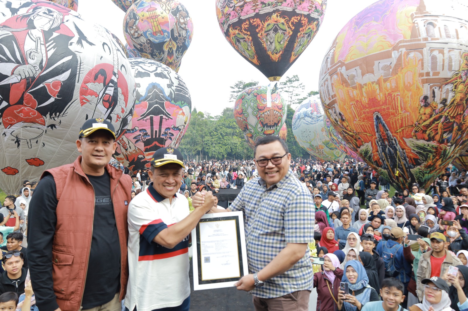 HAK PATEN ATAS BALON UDARA : Bupati Wonosobo Afif Nurhidayat dan Wakil Bupati Amir Husein menerima sertifikat hak kekayaan intelektual atas tradisi balon udara dari Kemenkum HAM pd momen Java Balloon
