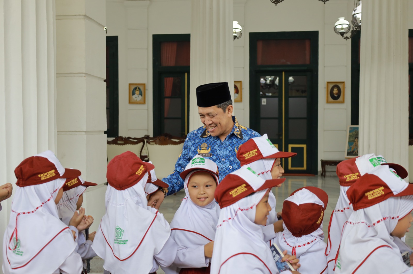 GENERASI PENERUS : Bupati Wonosobo Afif Nurhidayat bersama siswa sekolah dasar (SD).