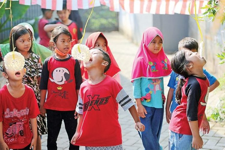 Salah satu lomba untuk anak-anak yakni lomba makan kerupuk yang bisa diterapkan untuk masyarakat.