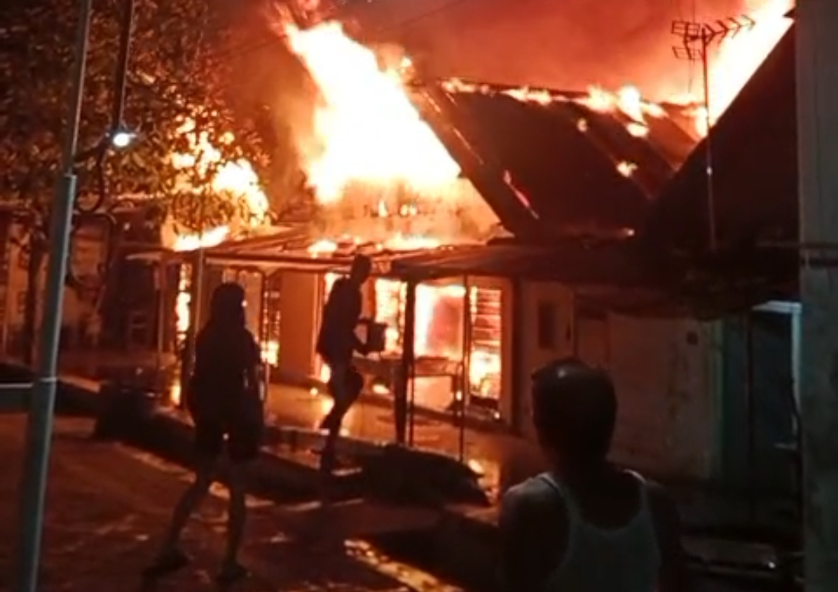 Kobaran api membumbung tinggi di rumah yang terbakar di Mlatibaru Semarang Timur