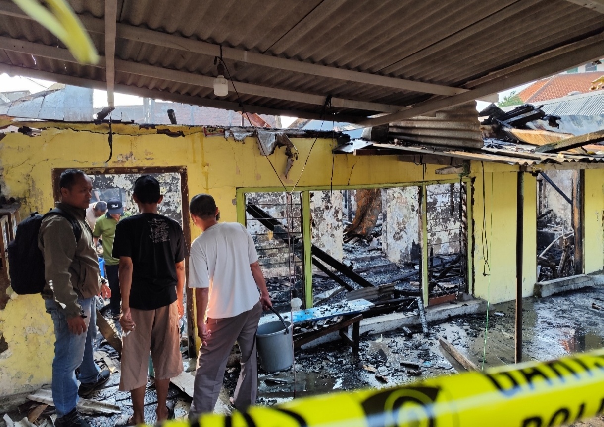 Bangunan seisi di dalam rumah hangus terbakar