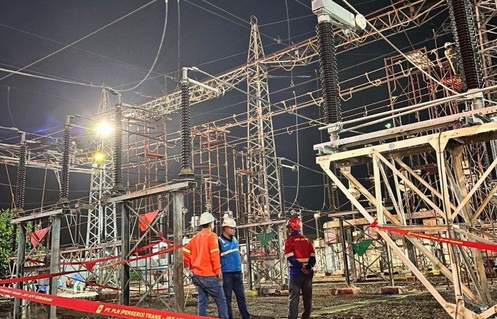 PASTIKAN LISTRIK ANDAL : Tim PLN melakukan percepatan peningkatan keandalan listrik melalui uprating peralatan di Gardu Induk (GI) 150 kV Kaliwungu untuk perayaan HUT Kemerdekaan RI.