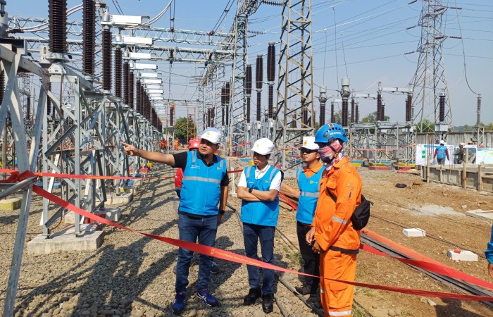 PASTIKAN LISTRIK ANDAL : Tim PLN melakukan percepatan peningkatan keandalan listrik melalui uprating peralatan di Gardu Induk (GI) 150 kV Kaliwungu untuk perayaan HUT Kemerdekaan RI.