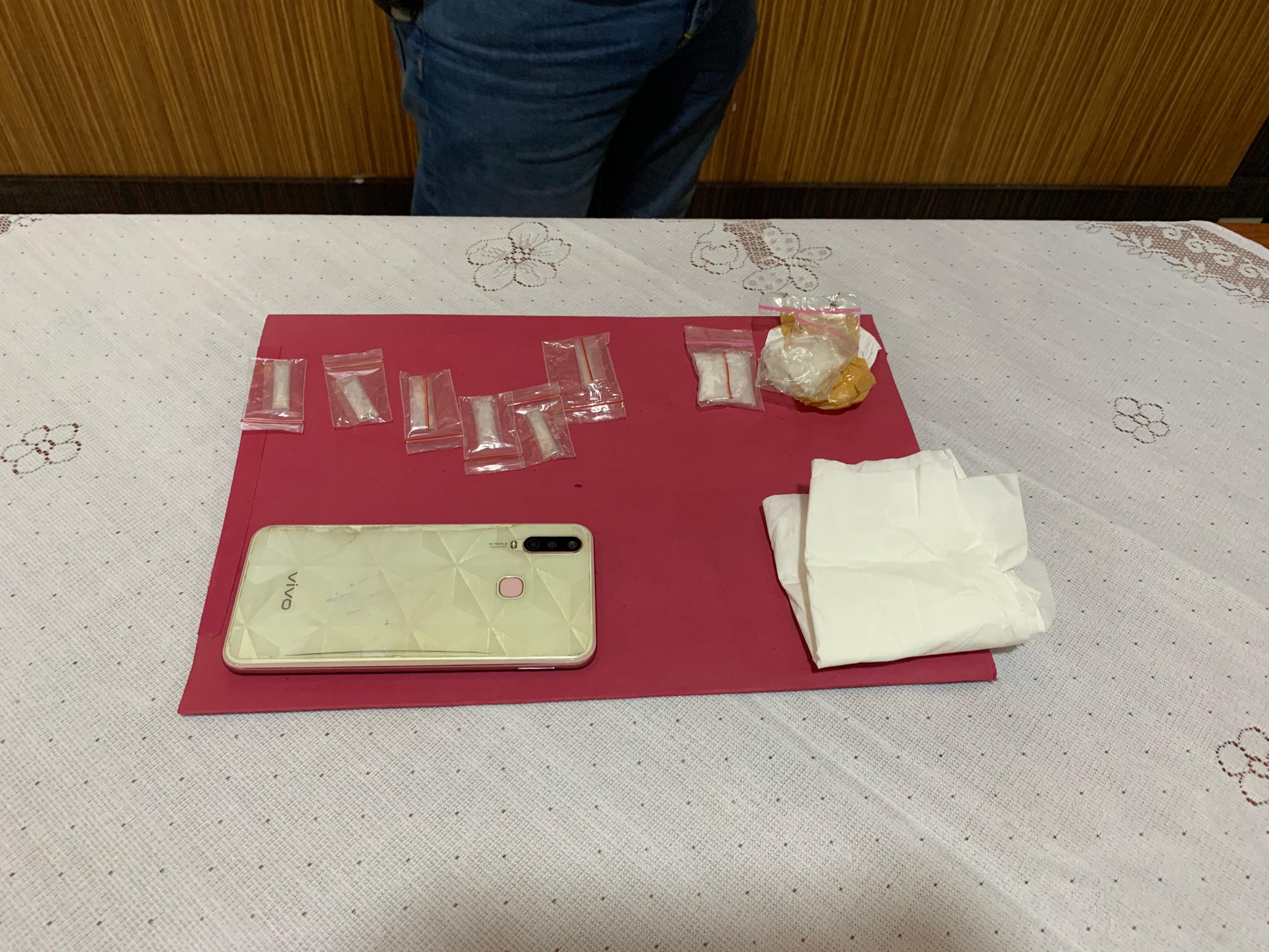 Bungkusan diduga berisi enam paket kecil barang yang diduga narkoba jenis sabu yang diselundupkan istri napi Lapas Kedungpane.