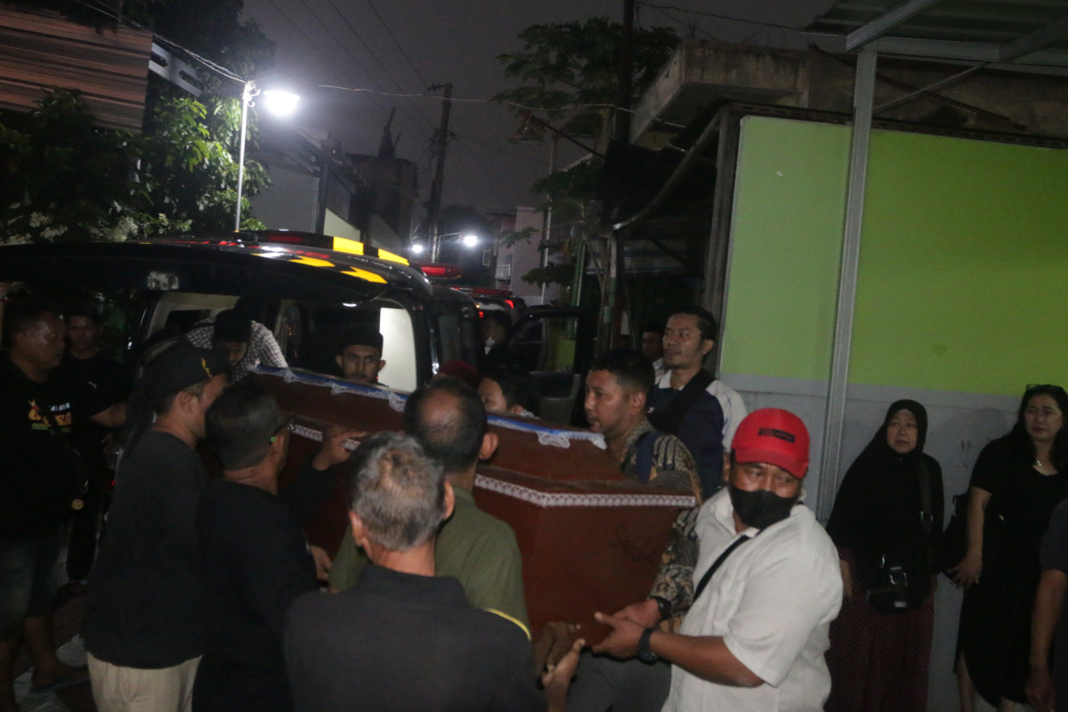 Jenazah korban kebakaran ketika akan disolatkan di masjid setempat. (Nurchamim/Jawa Pos Radar Semarang)
