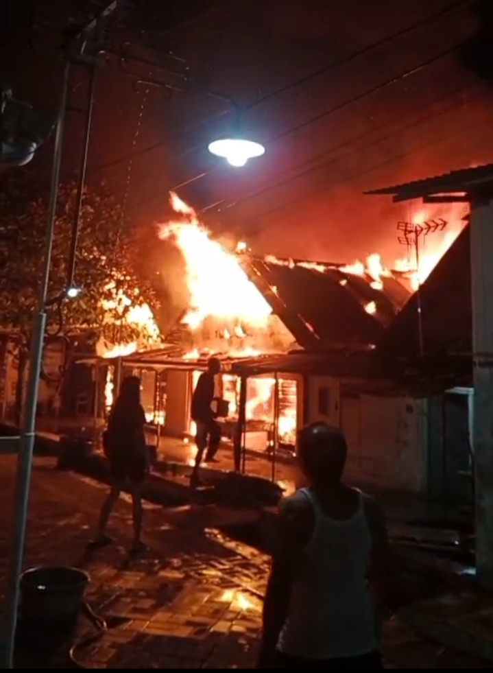 Warga berusaha memadamkan kobaran api di rumah korban, namun gagal menyelamatkan penghuni rumah yang terbakar.